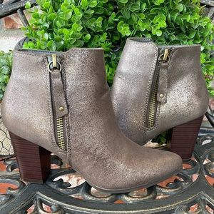 JustFab Mazie Ankle Booties; Bronze Metallic Faux Lthr W/Chunky Heel; Size 9.5M